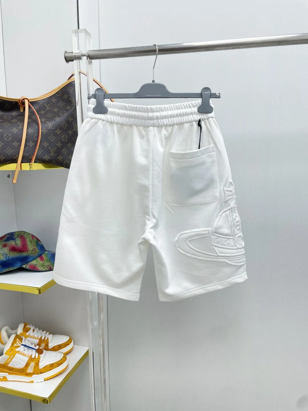 Vivi Queen Mother 2026 summer New Arrival patch embroidered letters brand LOGO casual shorts DD are on sale simultaneously on the official website. Brand Classic LOGO casual pants, customized fabrics, excellent comfort and strong touch. Highly recognisable, perfect appearance and craftsmanship. Size:M-3XL